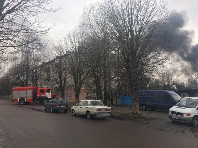 У Луцьку на автостоянці – пожежа. ФОТО