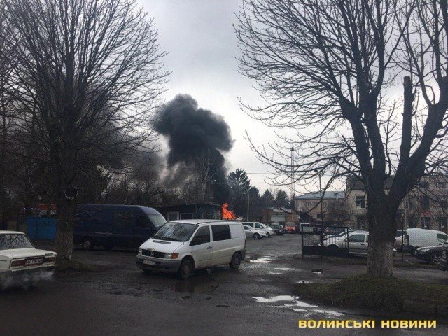 У Луцьку на автостоянці – пожежа. ФОТО