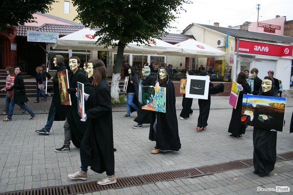 По Луцьку ходила «чортівня» з картинами. ФОТО