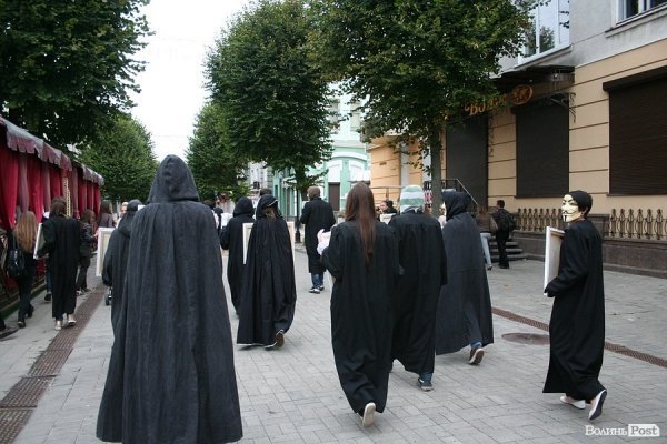 По Луцьку ходила «чортівня» з картинами. ФОТО