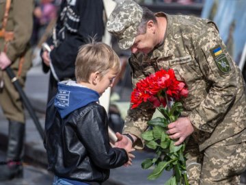 «Хлопці, вибачте, що так мало, я лише школяр»: воїнів з волинської бригади до сліз зворушив грошовий переказ дитини