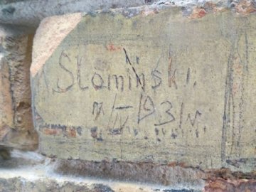 На старій будівлі волинянин випадково знайшов 90-літні «автографи». ФОТО