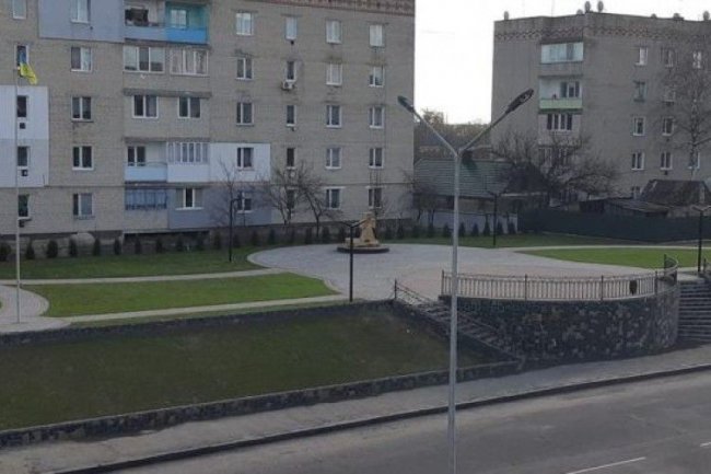 У Рожищі діти затоптали пам'ятний сквер. ФОТО