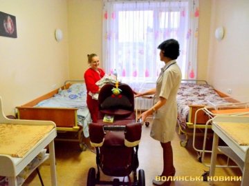 У луцькому пологовому першим народженим діткам у 2021 році подарували цінні подарунки