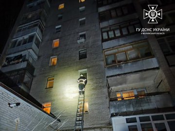 У Луцьку пожежники через вікно рятували пенсіонерку. ФОТО