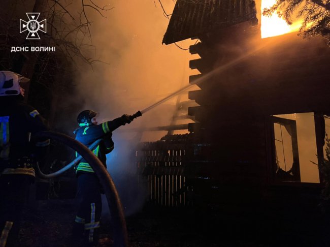 Поблизу Луцька горіло колишнє кафе: пожежу гасили майже 30 рятувальників. ВІДЕО