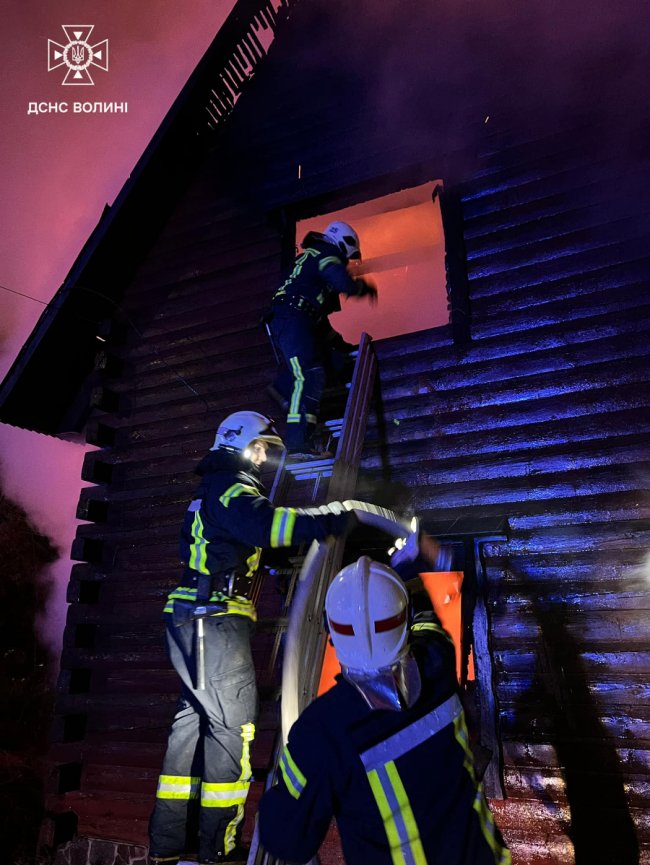 Поблизу Луцька горіло колишнє кафе: пожежу гасили майже 30 рятувальників. ВІДЕО