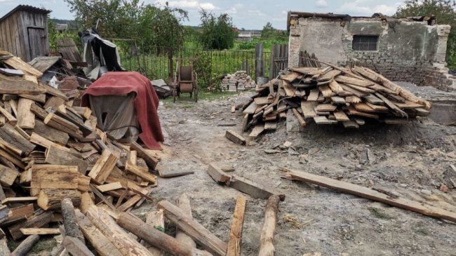 У селі на Волині розбирають завали після падіння уламків ракети. ВІДЕО