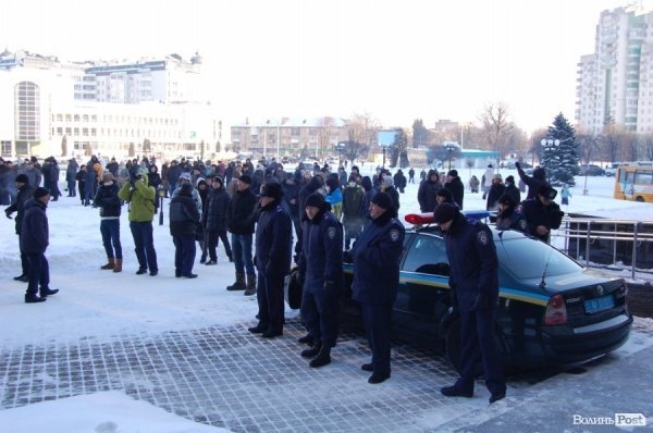 Автомобіль, з колонок на якому людей закликали не порушувати закон
