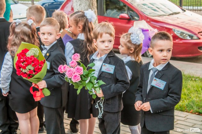 Квіти, вітання та усміхнені першачки: у луцькій школі №9 пролунав перший дзвоник. ФОТО