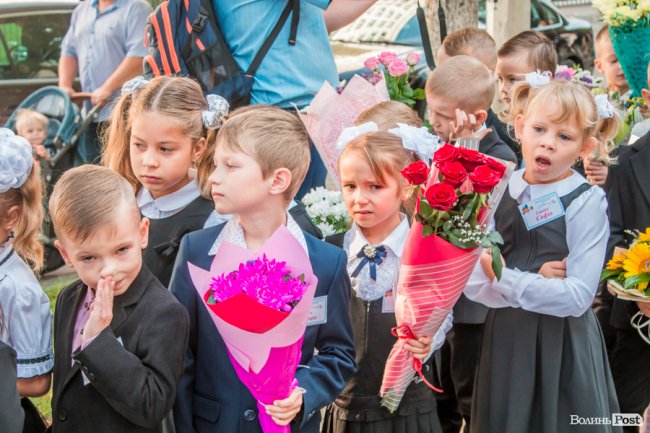 Квіти, вітання та усміхнені першачки: у луцькій школі №9 пролунав перший дзвоник. ФОТО
