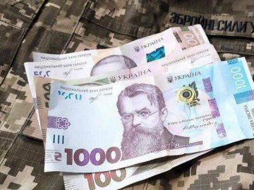 Частині військових пропонують підвищити зарплату до 200 тисяч гривень, – журналіст