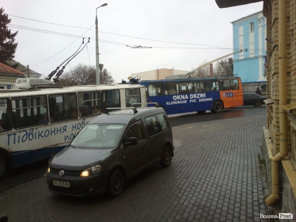 У центрі Луцька маршрутки їздять тротуарами. ФОТО