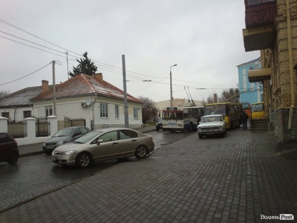 У центрі Луцька маршрутки їздять тротуарами. ФОТО