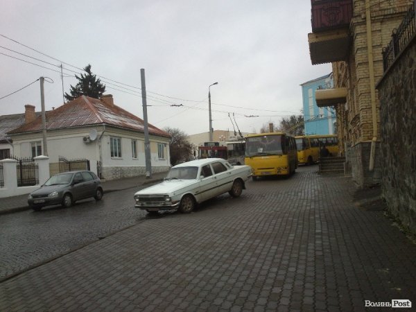 У центрі Луцька маршрутки їздять тротуарами. ФОТО