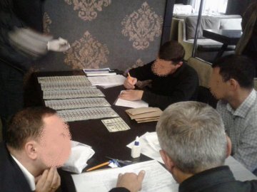 Депутат і прокурор погоріли на хабарі у 40 тисяч доларів