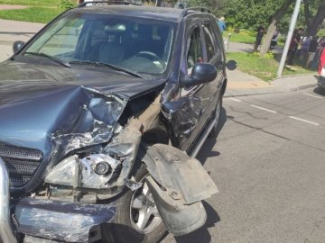 У Луцьку на Соборності автомобіль влетів у стовп. ФОТО