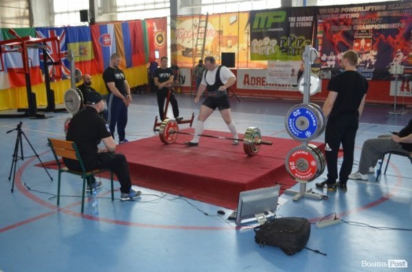 У Луцьку стартував ювілейний чемпіонат світу WPA з пауерліфтингу. ФОТО 