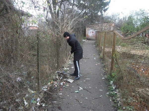 Лучани не дочекалися комунальників і самі прибрали провулок. ФОТО