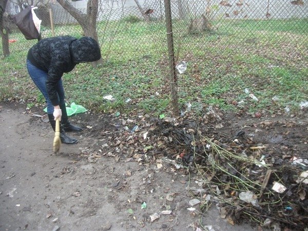 Лучани не дочекалися комунальників і самі прибрали провулок. ФОТО