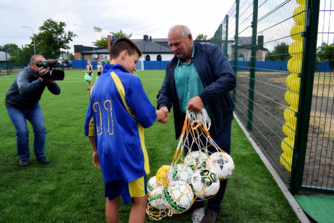 «Маємо вернути в життя дітей спорт», – Степан Івахів відкрив у Шацьку новий стадіон*
