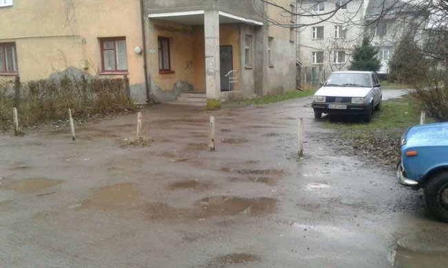 Луцькі муніципали «знесли» чергову «партію» обмежувачів руху. ФОТО