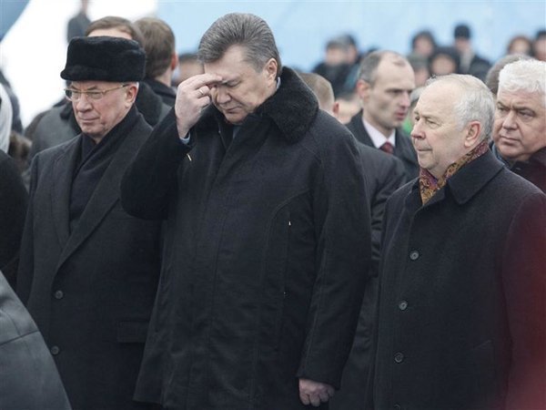 Янукович святив воду в оточенні міліції, яка стерегла навіть річку. ФОТО