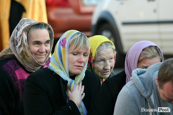 Вулицями Луцька пронесли чудотворні ікони та мощі святих. ФОТО