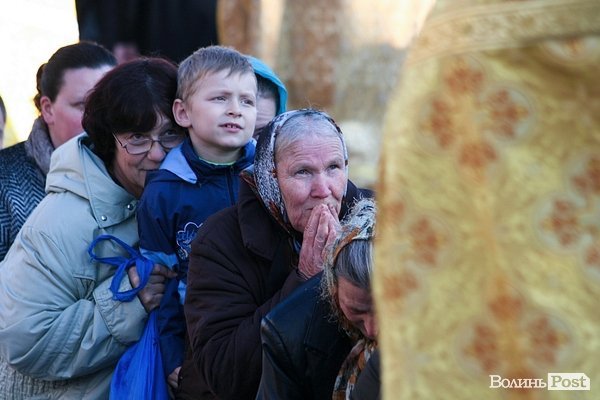 Вулицями Луцька пронесли чудотворні ікони та мощі святих. ФОТО