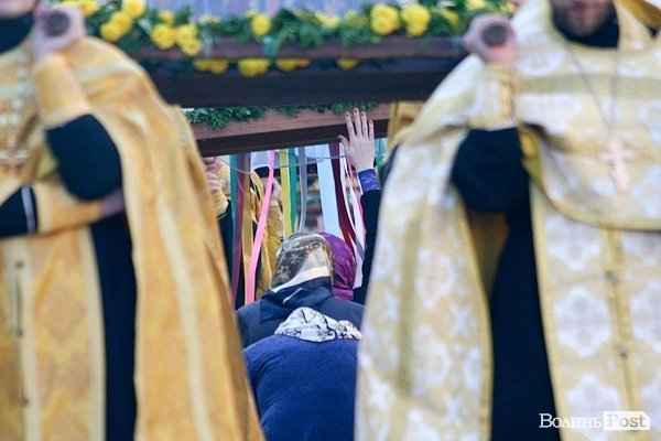 Вулицями Луцька пронесли чудотворні ікони та мощі святих. ФОТО