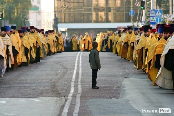 Вулицями Луцька пронесли чудотворні ікони та мощі святих. ФОТО