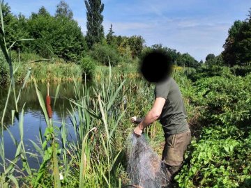 У центральному парку Луцька «на гарячому» зловили браконьєра, який ловив рибу сіткою