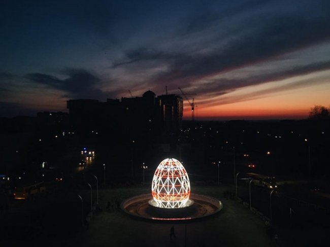 Традиційні писанки, яскраві курчатка і апетитні паски: великодній Луцьк. ФОТОРЕПОРТАЖ