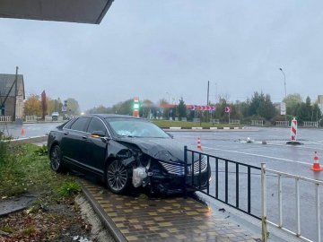 На Волині Lincoln влетів у загорожу та стовп
