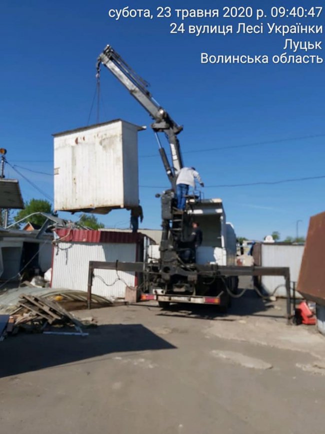 На Центральному ринку тривають роботи з демонтажу контейнерів. ФОТО