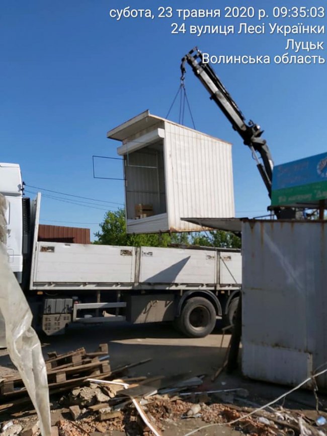 На Центральному ринку тривають роботи з демонтажу контейнерів. ФОТО