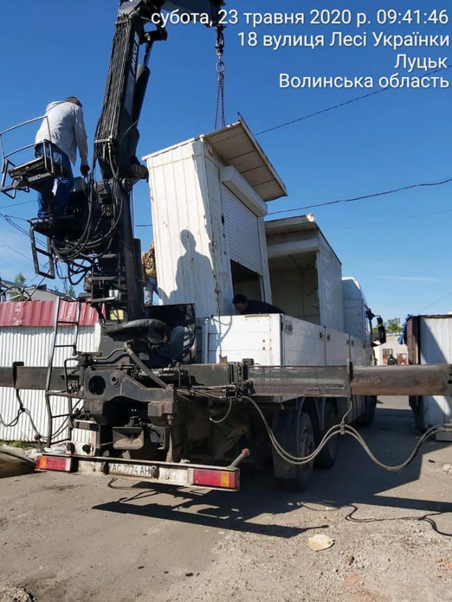 На Центральному ринку тривають роботи з демонтажу контейнерів. ФОТО