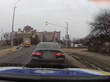 У Луцьку водій маршрутки проїхав залізничний переїзд на заборонений сигнал світлофора. ВІДЕО