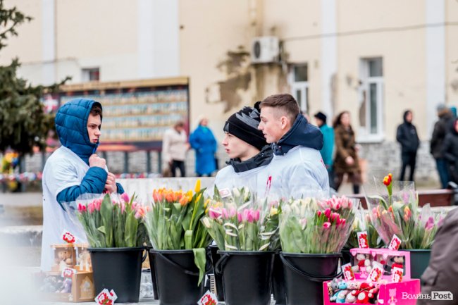 За день до свята: Луцьк накрила тюльпанова лихоманка. ФОТО