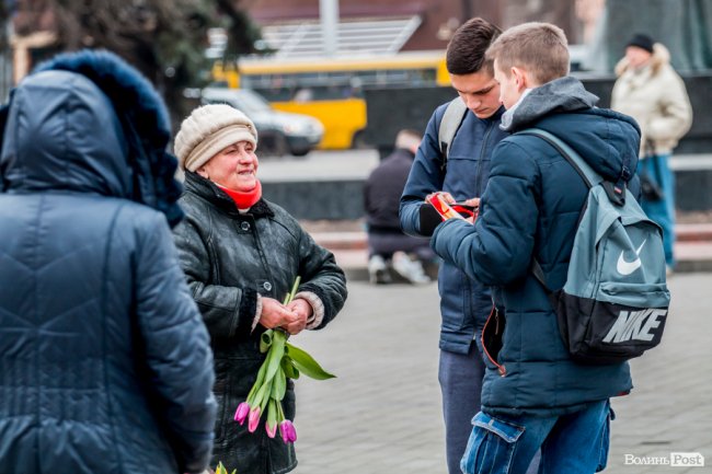 За день до свята: Луцьк накрила тюльпанова лихоманка. ФОТО