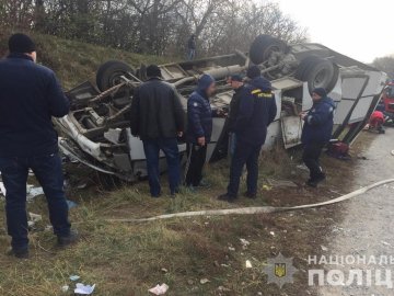 На Хмельниччині автобус з’їхав у кювет і перекинувся, постраждали 8 осіб. ФОТО
