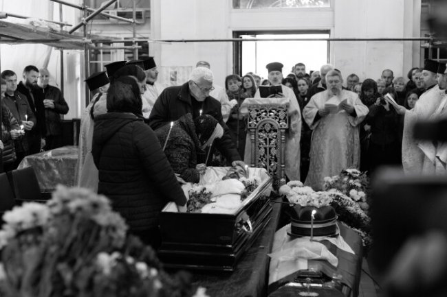 «Він для всіх нас зробив дуже багато»: у Луцьку попрощались з воїном Олександром Мартинюком  