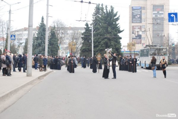 Луцьк сумує: хода до могили Героя Майдану. ФОТО