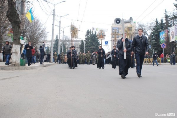 Луцьк сумує: хода до могили Героя Майдану. ФОТО