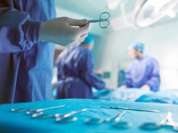Волинські медики провели складну операцію зі зшивання нервів