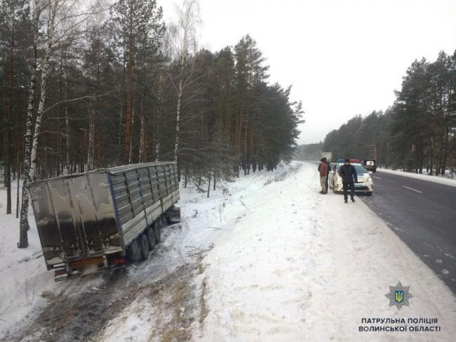 На Волині п'яний водій на фурі злетів з дороги. ФОТО