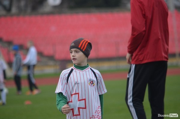  Маленькі лучани тренувались на одному полі з відомими футболістами. ФОТО