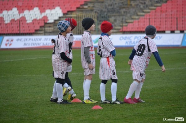  Маленькі лучани тренувались на одному полі з відомими футболістами. ФОТО