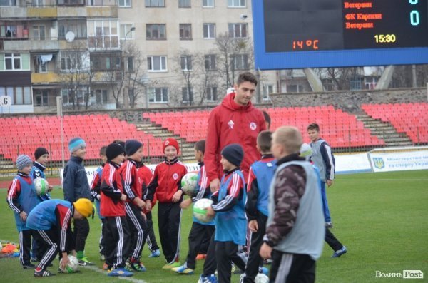  Маленькі лучани тренувались на одному полі з відомими футболістами. ФОТО
