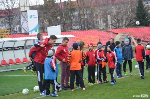  Маленькі лучани тренувались на одному полі з відомими футболістами. ФОТО